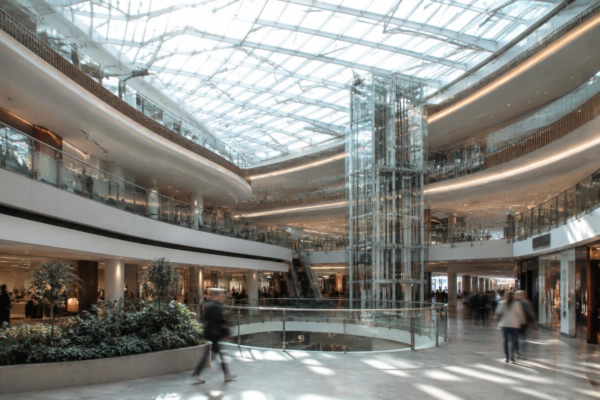 Atrium centrum handlowego ze świetlikiem